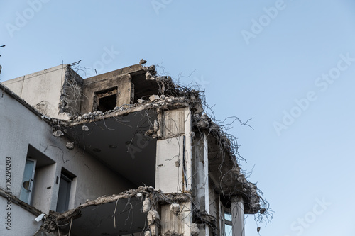 demolishing building © iLUXimage