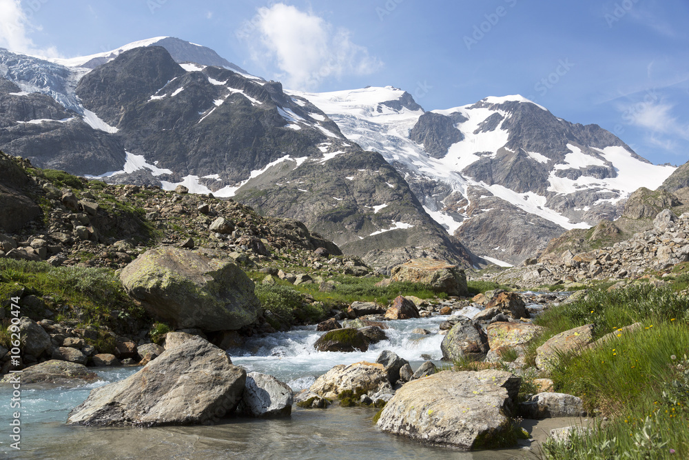 Obraz premium High Alps in the Bernese Oberland in Switzerland with creek