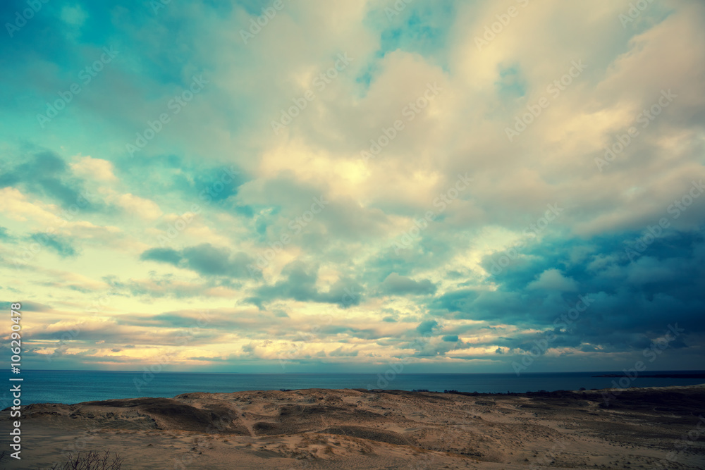 Fototapeta premium Sea shore with cloudy blue sky
