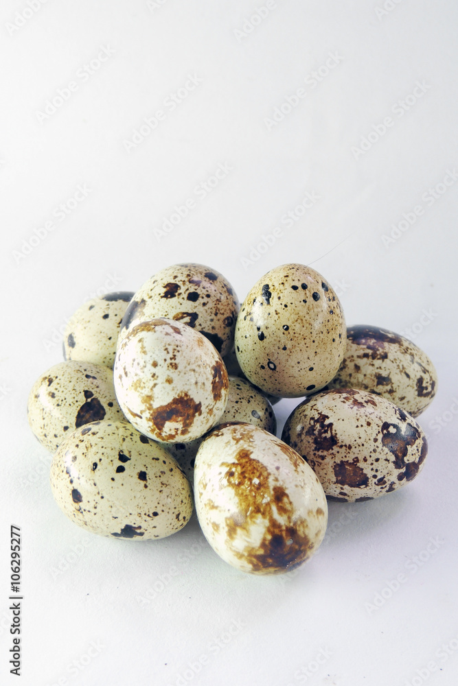Obraz premium Quail eggs on white background