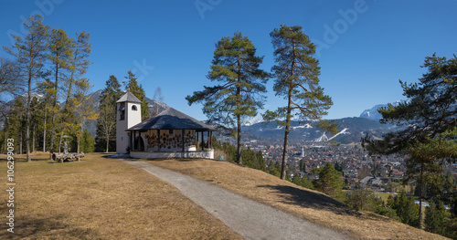Idyllischer Aussichtsplatz oberhalb Garmisch, Kriegerdenkmal am