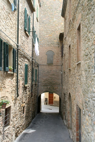 Gasse in einem Dorf in Italien
