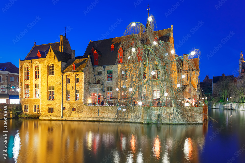 Obraz premium Scenic panorama with medieval fairytale town and tower Belfort from the quay Rosary, Rozenhoedkaai, in the evening, Bruges, Belgium