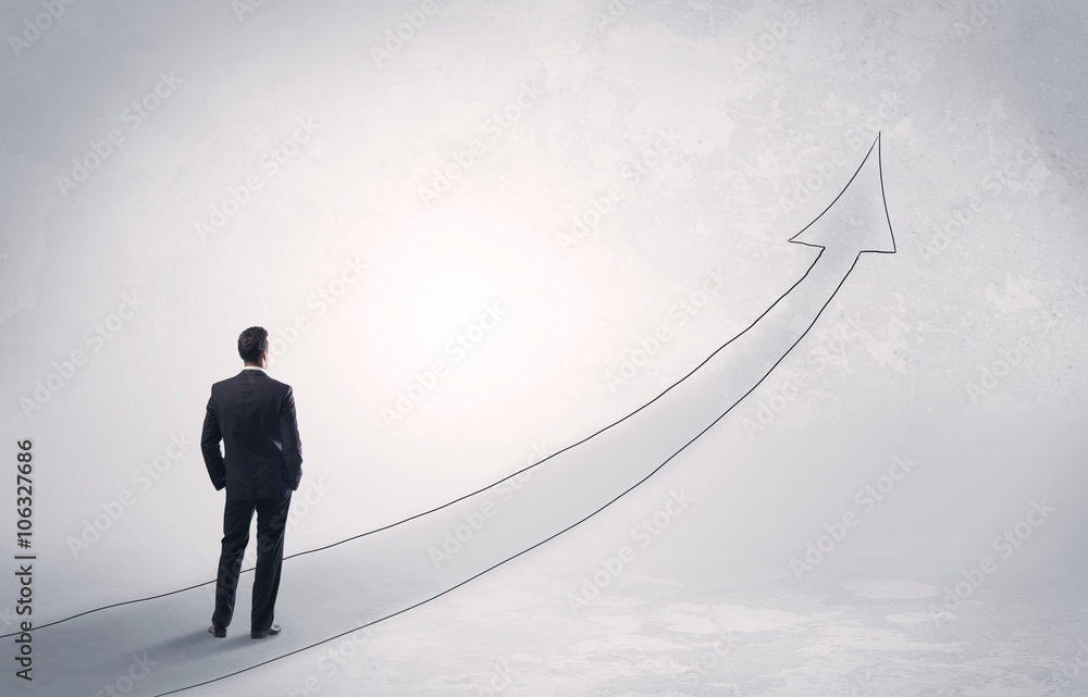Obraz premium Business man standing on drawn arrow