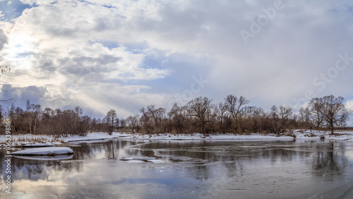 Зимний пейзаж, река, небо, солнце светит сквозь облака © vredaktor