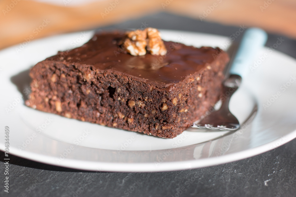 Saftiger Brownie auf Teller mit Gabel Saftiger Brownie auf Teller mit Gabel
