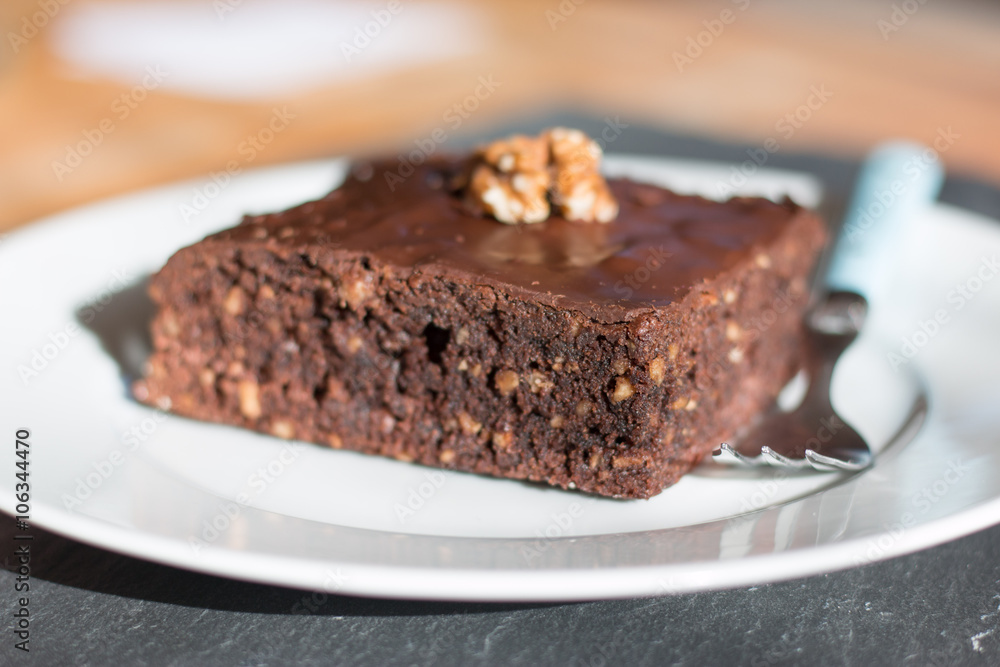 Saftiger Brownie auf Teller mit Gabel