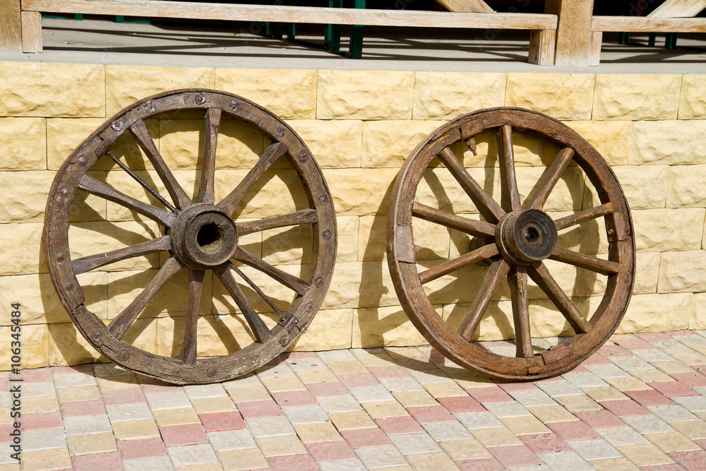 Obraz premium Old cart wheels