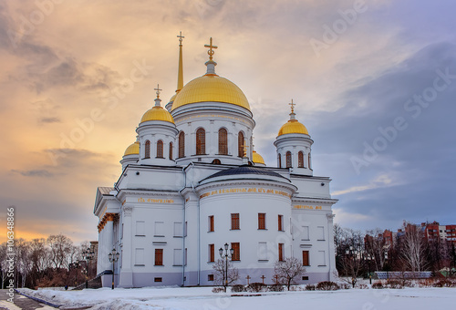 sunset over the temple novotihvinskim Yekaterinburg winter evening photo