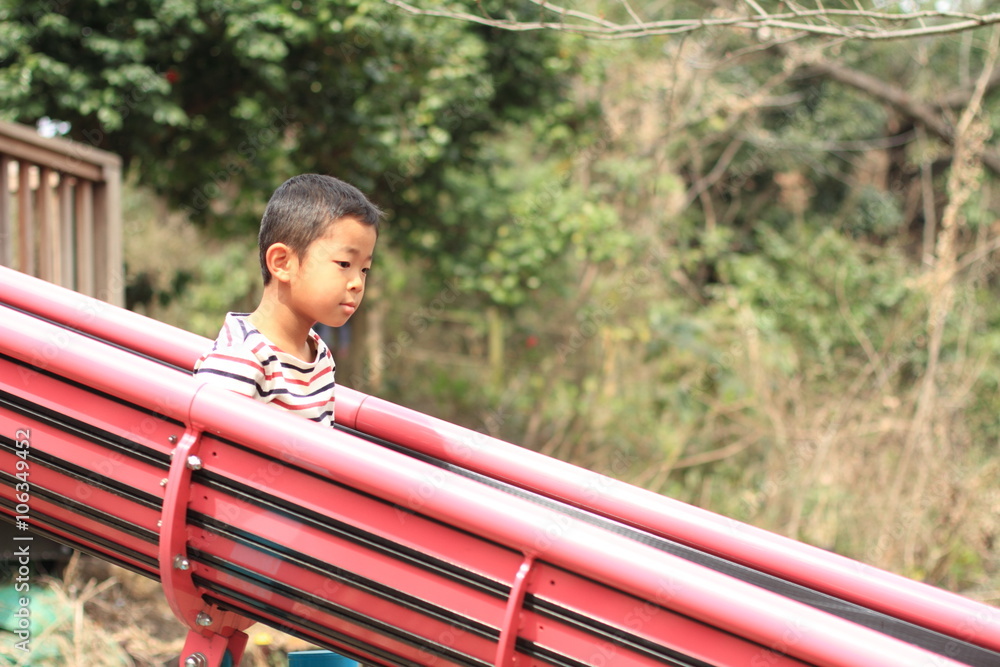 滑り台で遊ぶ幼児(6歳児)