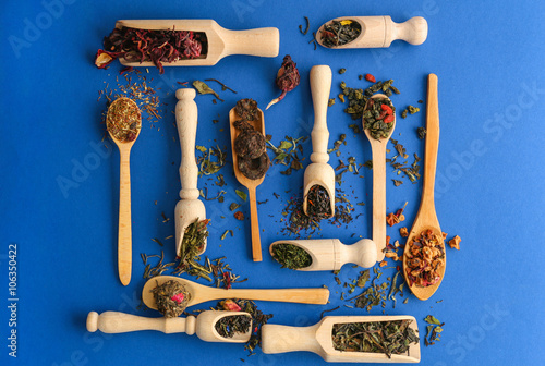 The different types of tea presented in the wooden scoops and spoons, top view photo