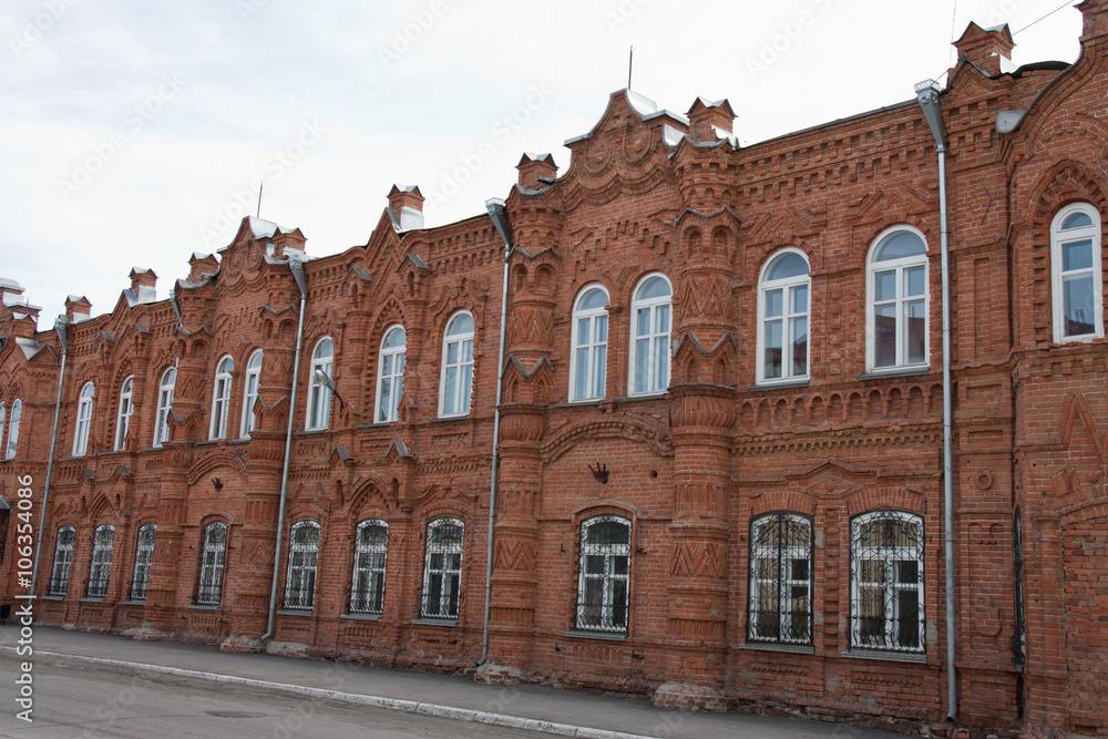 Fototapeta premium кирпичное старое здание в городе Бийске, памятник архитектуры
