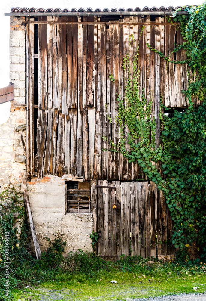 Naklejka premium Old barn enclosed by old wooden boards.