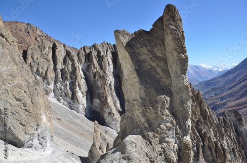 Непал, треккинг в Гималаях. Скальные образования на высоте 4000 метров над уровнем моря.