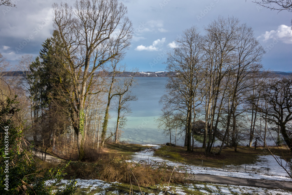 Blick auf den winterlichen Starnberger See