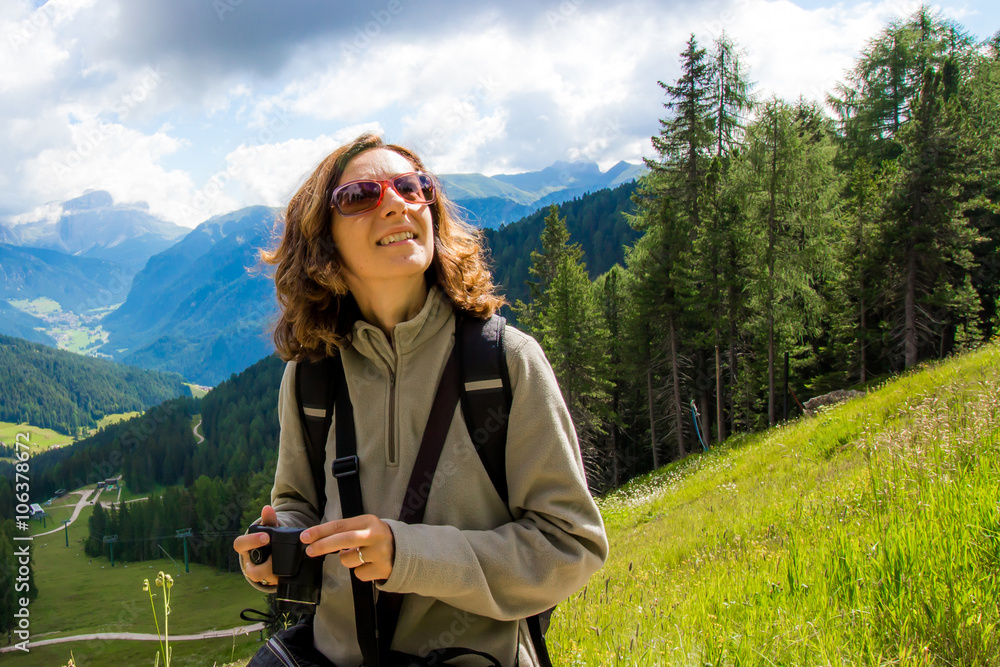 Naklejka premium Woman looks the mountain landscape