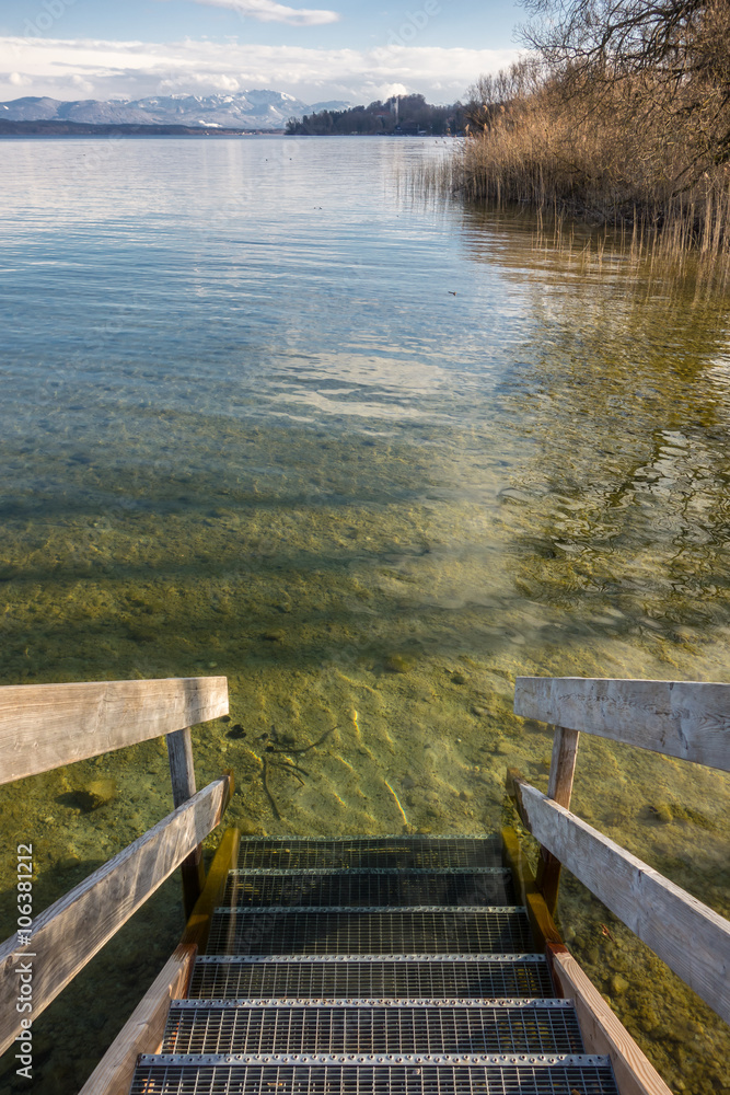 Fototapeta premium Treppe in den See
