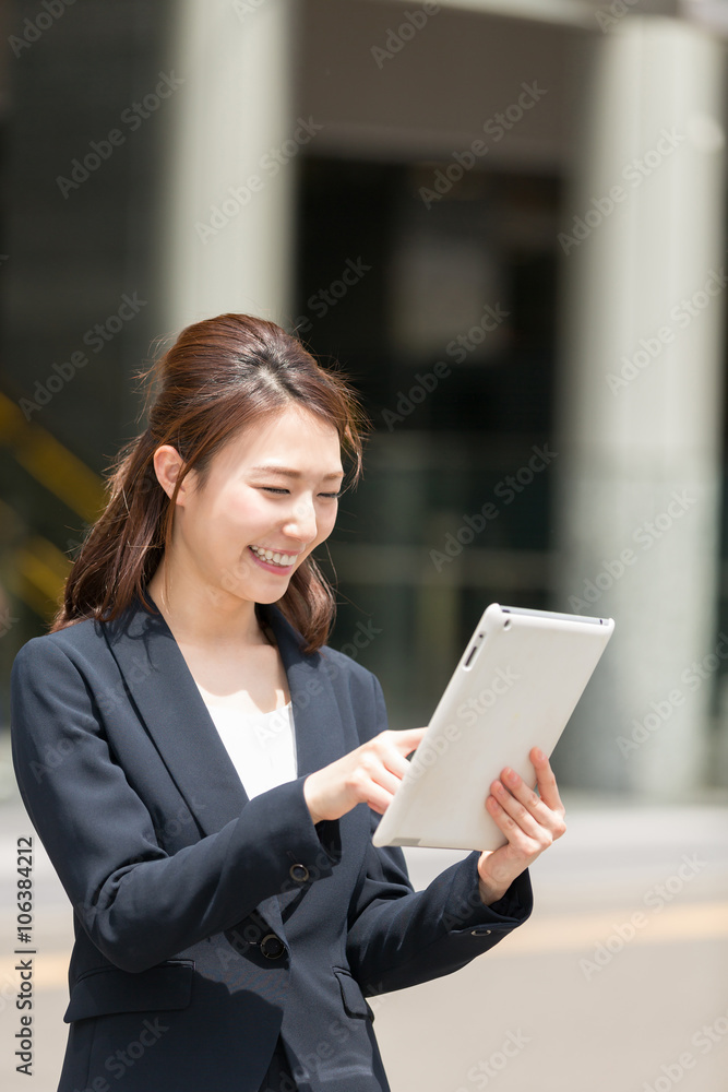 タブレットを見る女性 ビジネス タブレットを見る女性 ビジネス