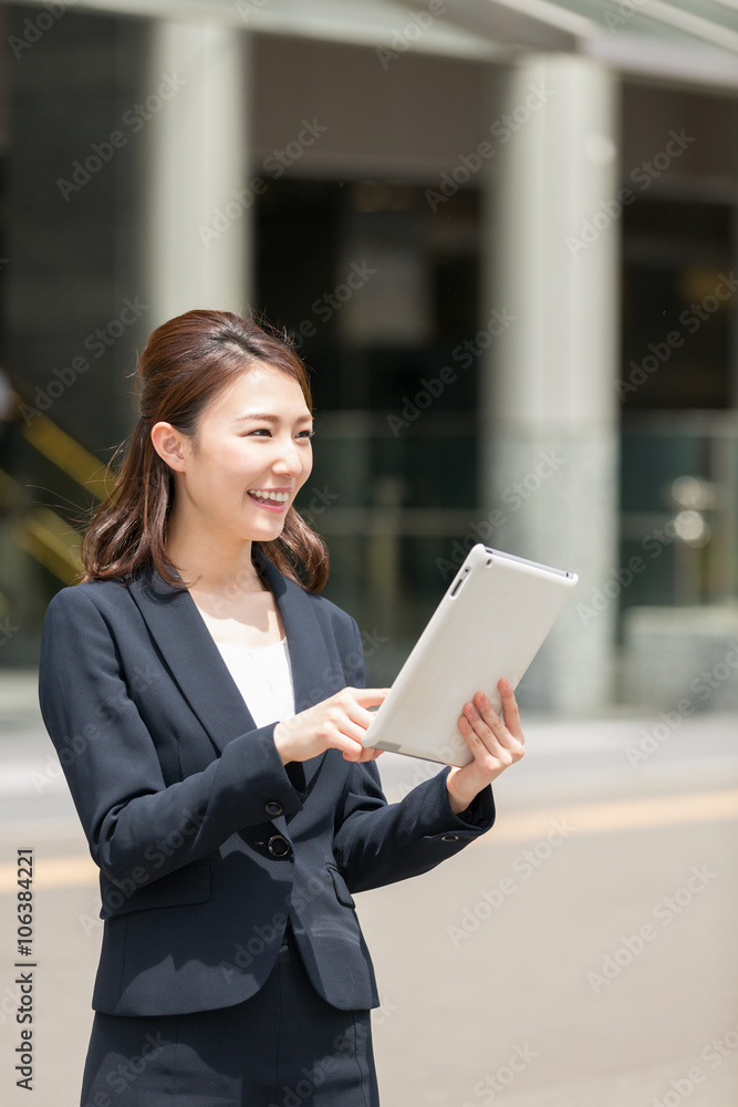 タブレットを見る女性　ビジネス