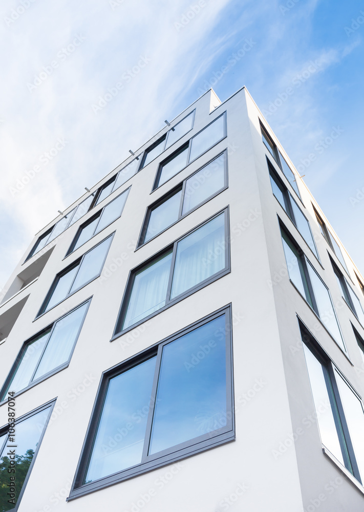 Hausfassade - modernes Gebäude - Hochformat Hausfassade - modernes Gebäude - Hochformat