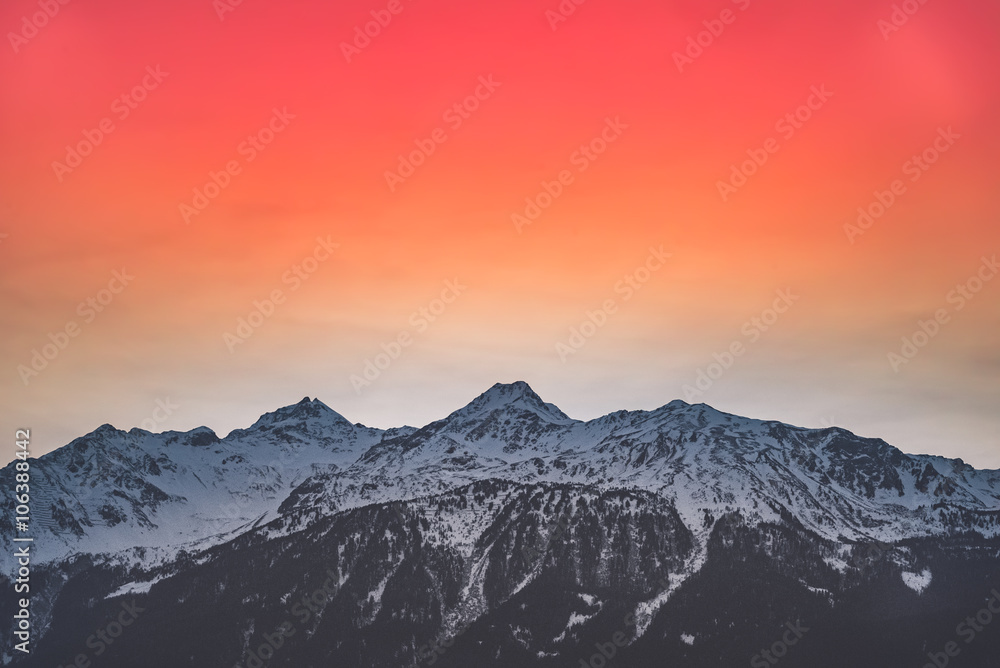 Obraz premium Mountain sunset with red sky