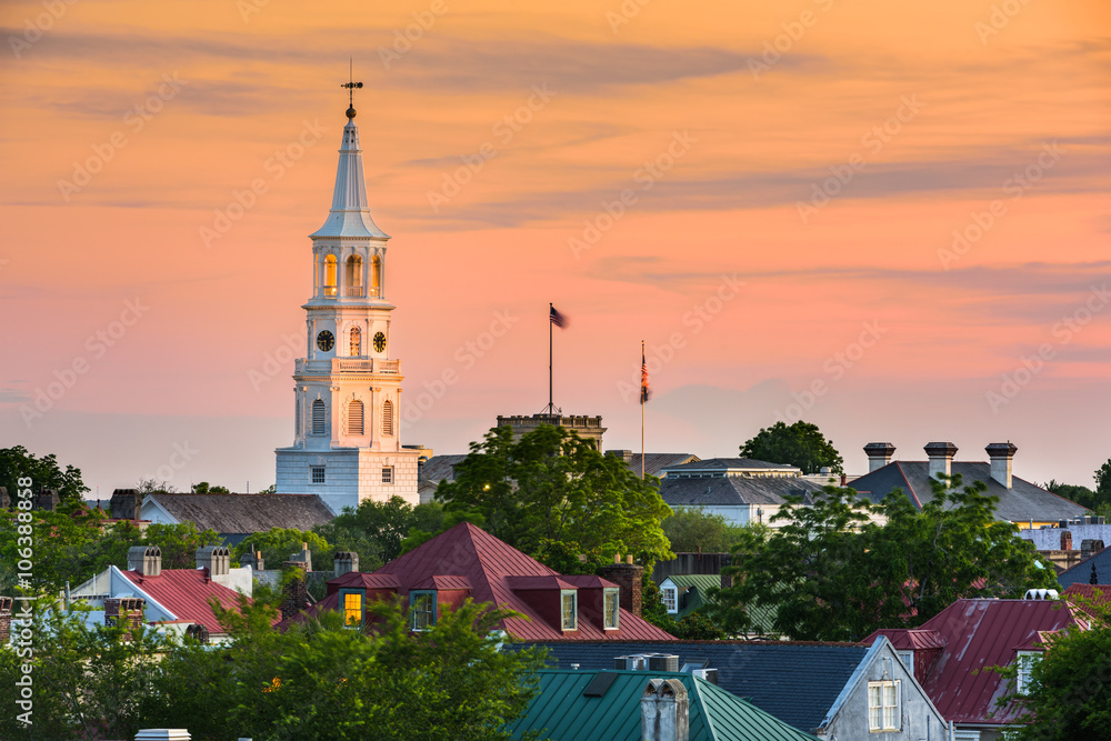 Fototapeta premium Charleston, South Carolina, USA church steeple and cityscape.