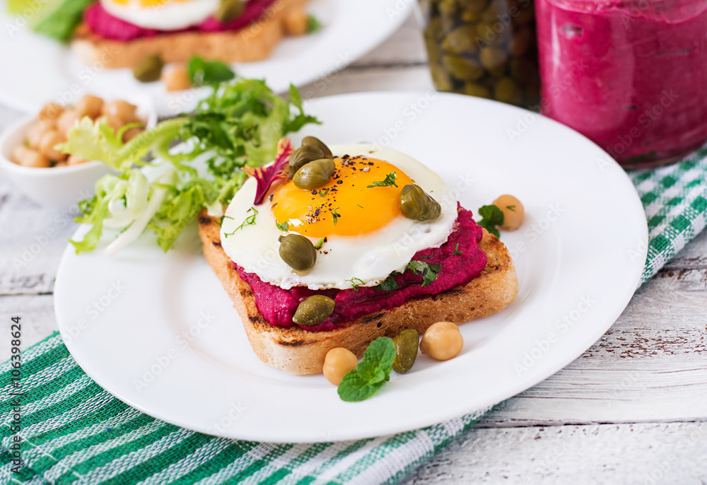 Diet sandwiches with beet root hummus, capers and egg Diet sandwiches with beet root hummus, capers and egg
