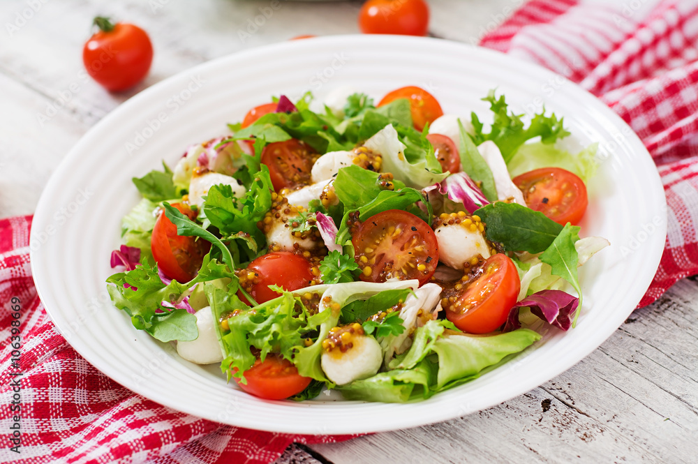 Dietary salad with tomatoes, mozzarella lettuce with honey-mustard dressing Dietary salad with tomatoes, mozzarella lettuce with honey-mustard dressing