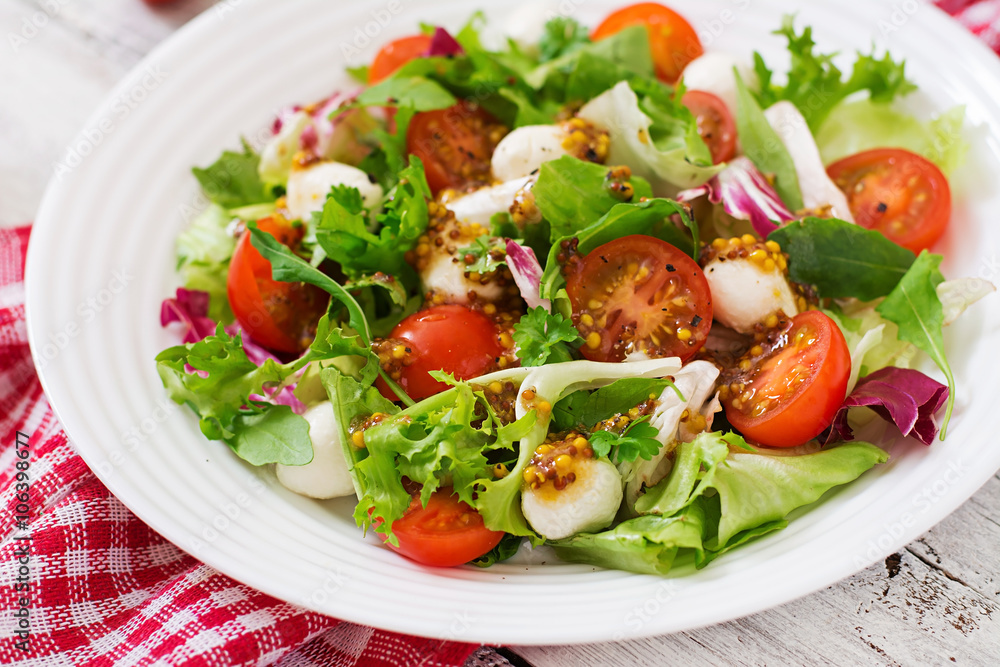 Dietary salad with tomatoes, mozzarella lettuce with honey-mustard dressing