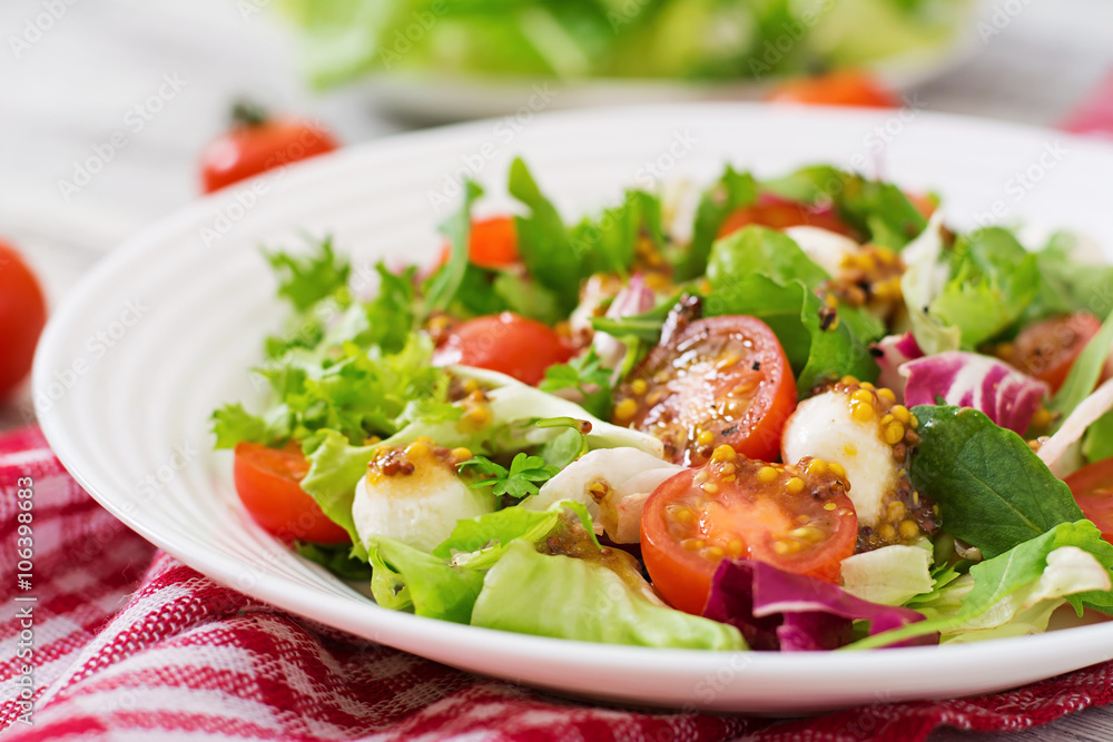 Dietary salad with tomatoes, mozzarella lettuce with honey-mustard dressing Dietary salad with tomatoes, mozzarella lettuce with honey-mustard dressing