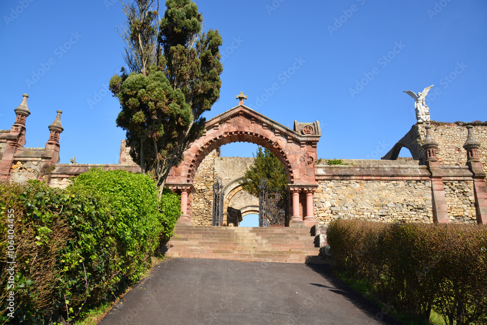 entrada principal del cementerio antiguo de Comillas