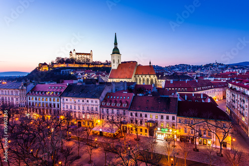 Obraz na płótnie Night panorama of Bratislava city w salonie