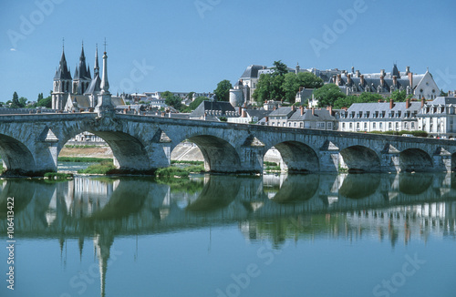 Blick über die Loire bei Blois mit der Loirebrücke Pont Jacques Gabriel und Kathedrale Saint Louis, blauer Himmel im Sommer