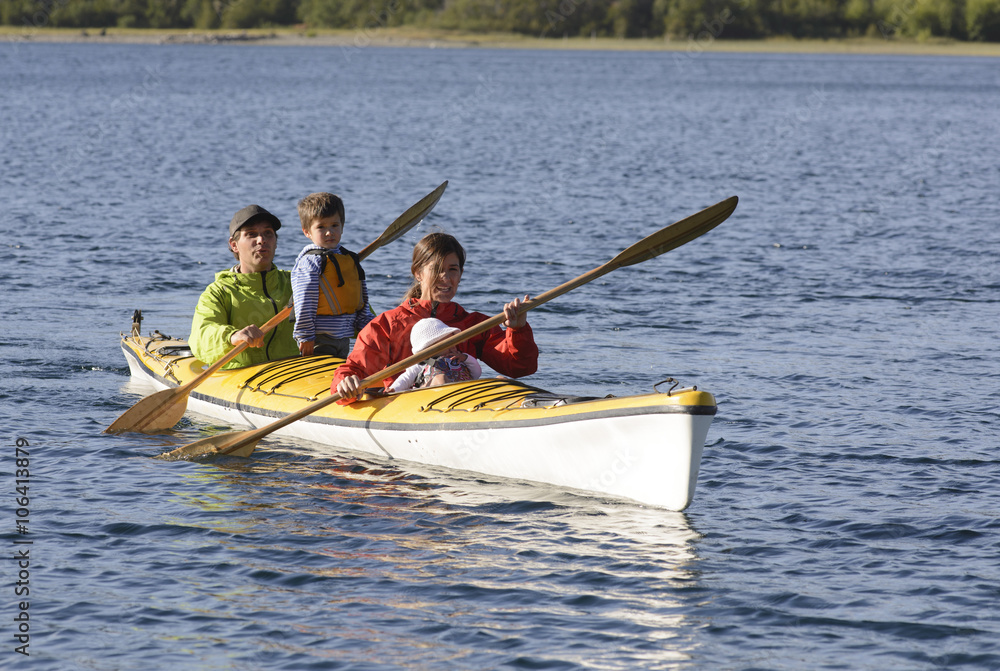 Familia Completa Remando en Kayak de Lago