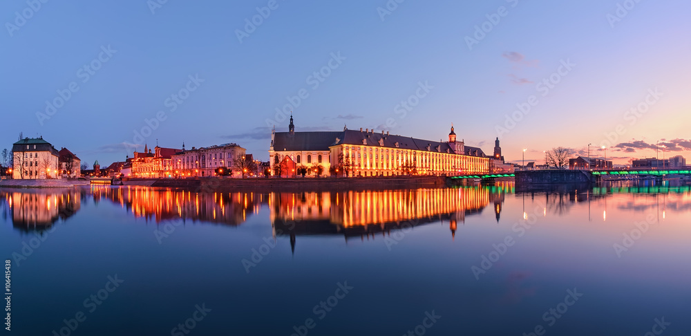 Obraz premium A cityscape of Wroclaw, view from river Odra.