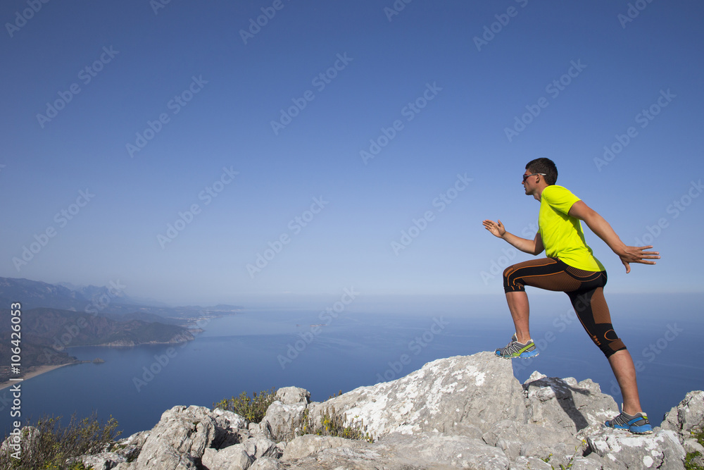 Obraz premium Trail running athlete man training for fitness and marathon living healthy lifestyle outside in beautiful landscape on Big Island.