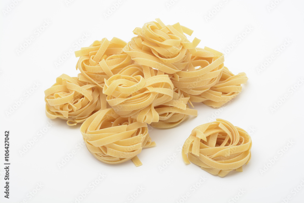 Nidos de pasta o tallarines enrollados Nidos de pasta o tallarines enrollados