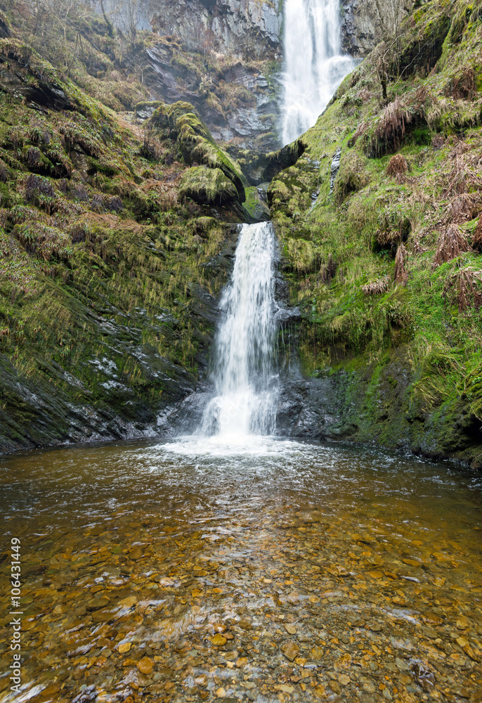 Obraz premium Lower reaches of Pistyll Rhaeader waterfall, at 80 m is the highest waterfall in Wales and a popular tourist attraction in the Berwyn mountains near Llanrhaeadr-ym-Mochnant near Oswestry.