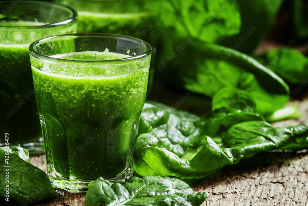 Green juice of spinach, apples and lemon, small glasses, selecti Green juice of spinach, apples and lemon, small glasses, selecti