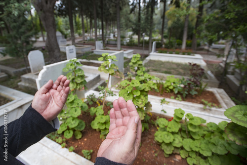 Canvas Print Muslim man hands praying near the grave