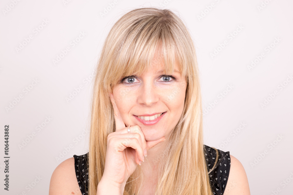 aufmerksame blonde Frau aufmerksame blonde Frau