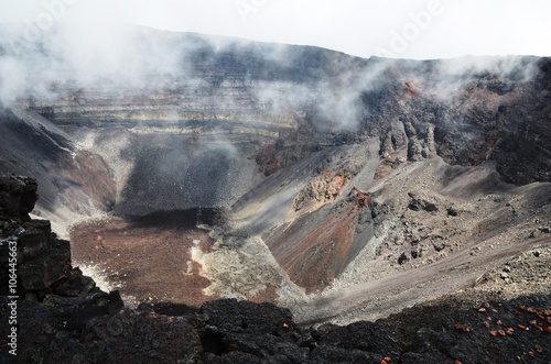 Piton de la fournaise, cratère du volcan et fumerolles  photo