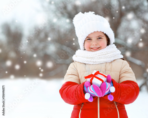 Little girl with winter clo...