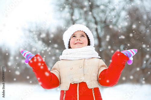 Little girl with winter clo...