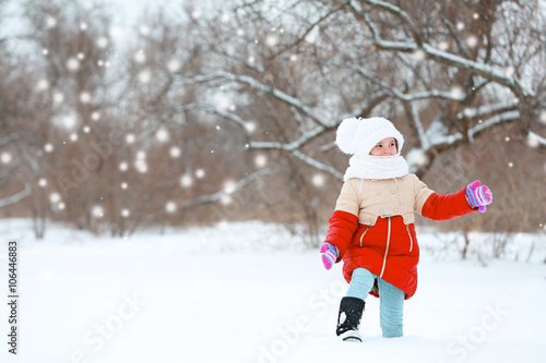 Little girl with winter clo...