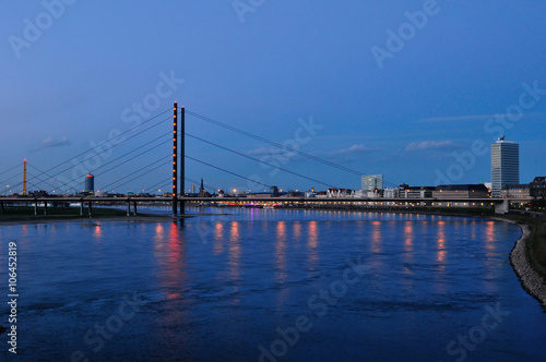 Kniebrücke und Rheinpromenade in Düsseldorf