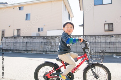 笑顔で自転車に乗る男の子