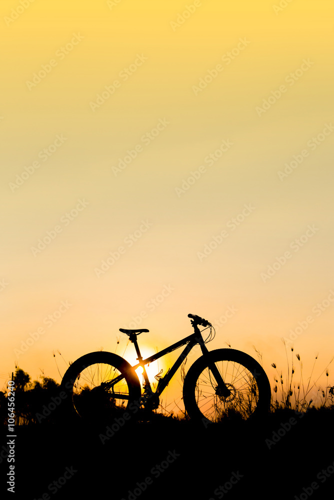 Obraz premium silhouette fat bike at sunset, fat tire bike at sunset