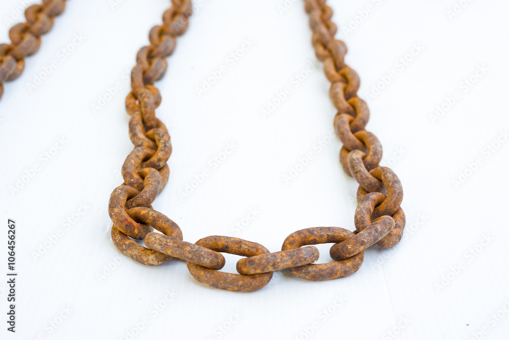 Obraz premium Chain rusty isolated on white color