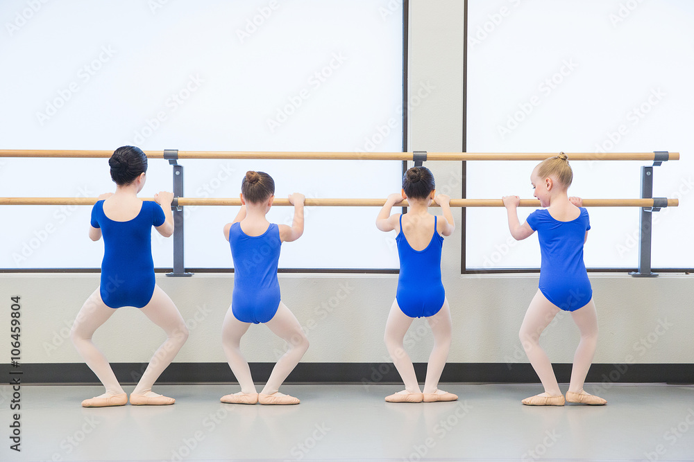 Naklejka premium group of ballet dancers in studio